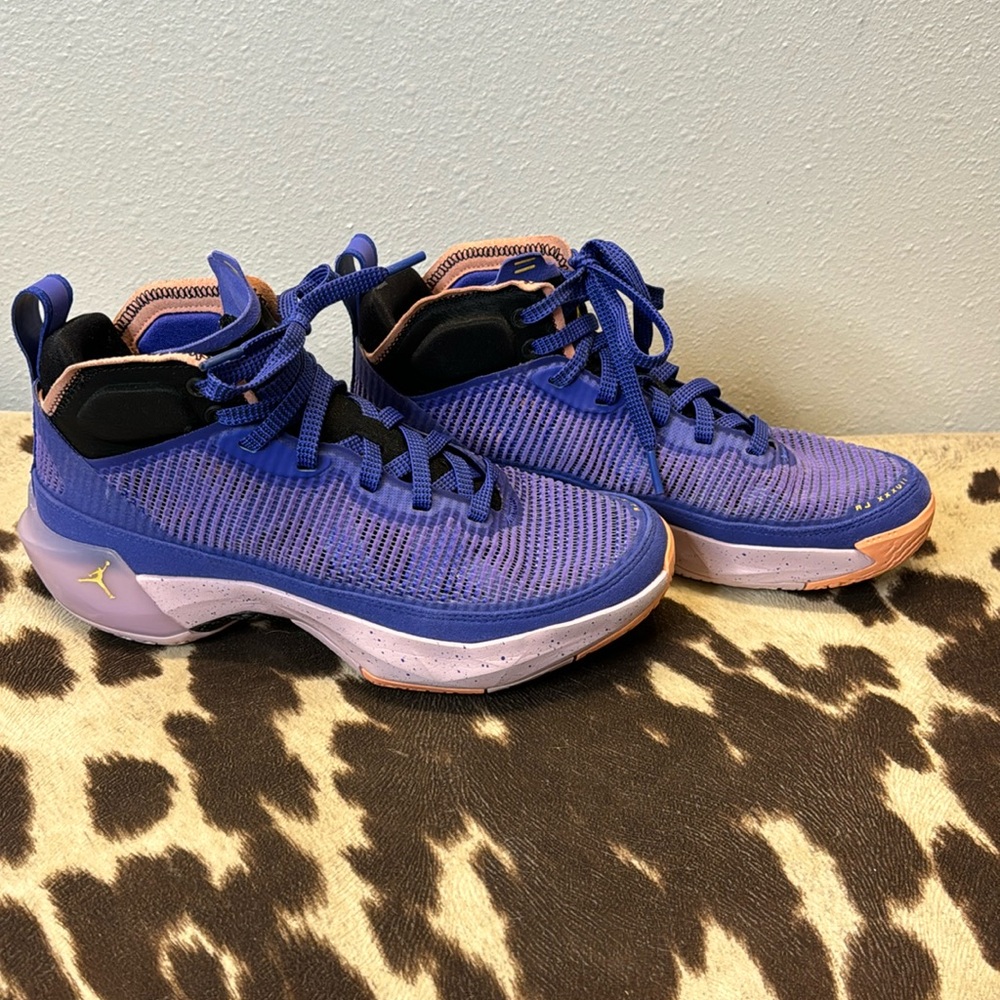 Nike Jordan 7Y purple basketball shoes